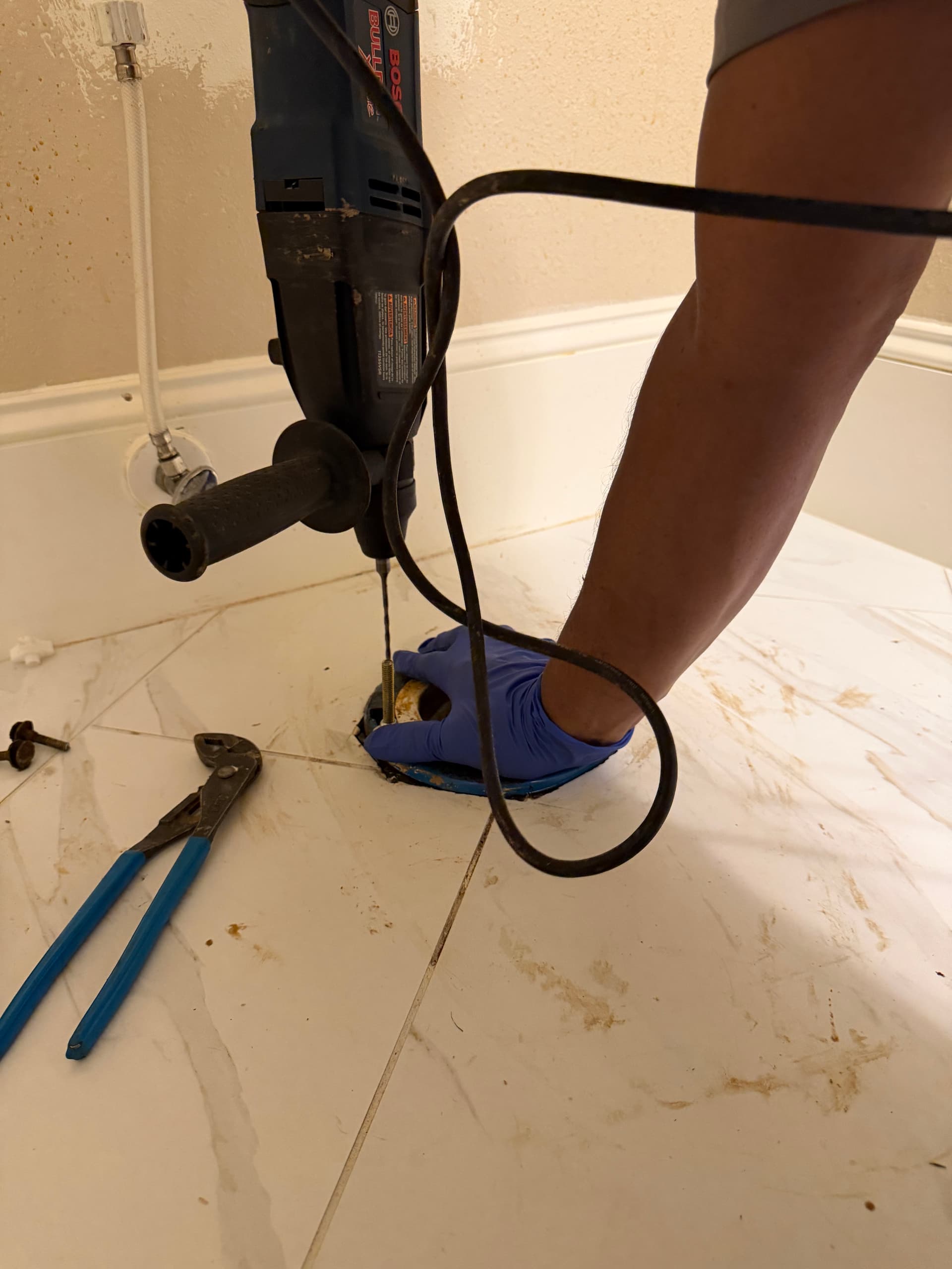 Gallery photos for Toilet Leaking at the Base? Here's What a Proper Fix Looks Like: Image #1